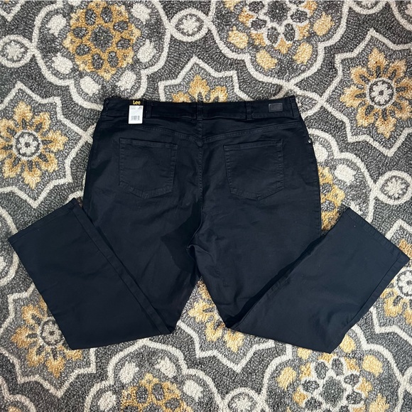 NWT Women’s Lee Plus Relaxed Fit Straight Leg Mid Rise Jeans Black 26W Medium - Picture 7 of 7